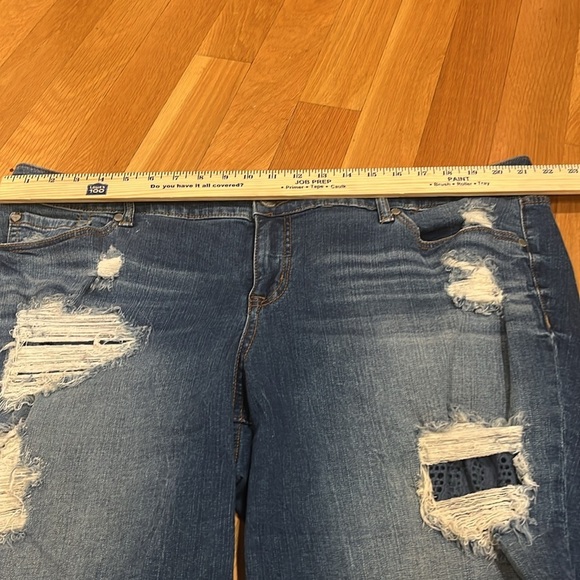 Torrid women’s distressed Bermuda Jean shorts size 20. - Picture 2 of 8